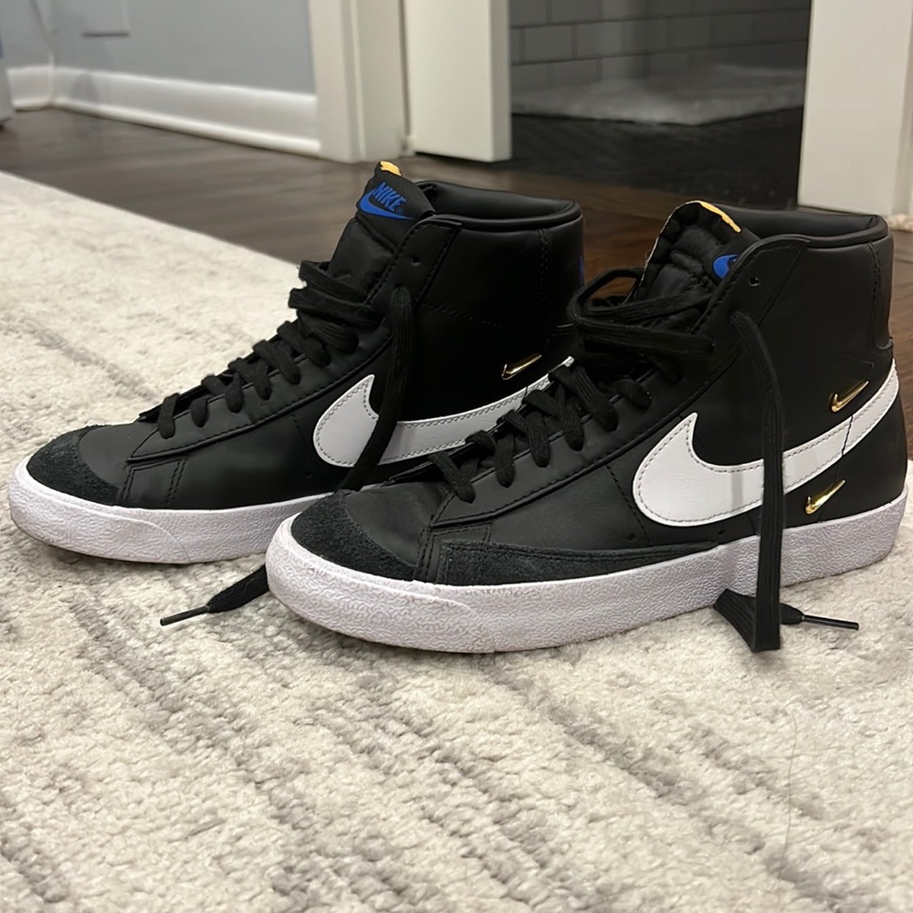 Nike Women's Court Royale 2 High Top Sneaker
Size 9